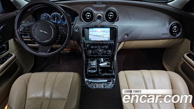 Jaguar XJ — interior