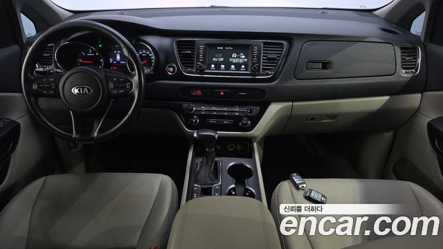 Kia Carnival — interior