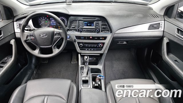 Hyundai Sonata — interior