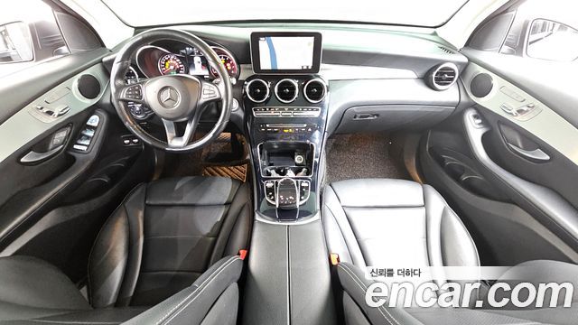 Mercedes-Benz GLC-Class — interior