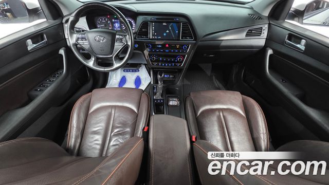 Hyundai Sonata — interior