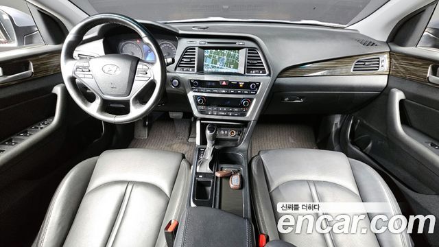 Hyundai Sonata — interior