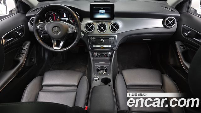 Mercedes-Benz GLA-Class — interior