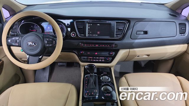 Kia Carnival — interior