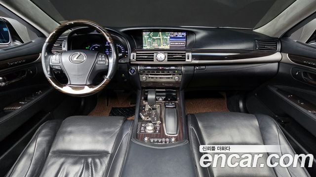 Lexus LS — interior