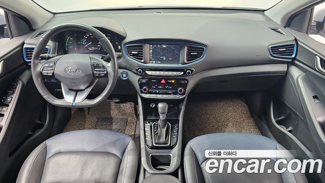 Hyundai Ioniq — interior