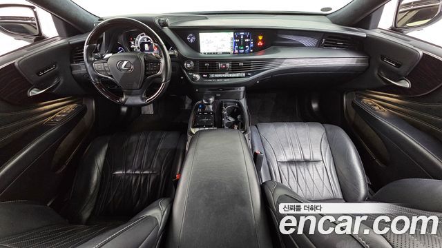 Lexus LS — interior