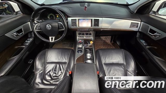 Jaguar XF — interior