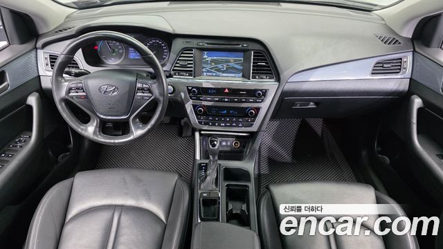 Hyundai Sonata — interior