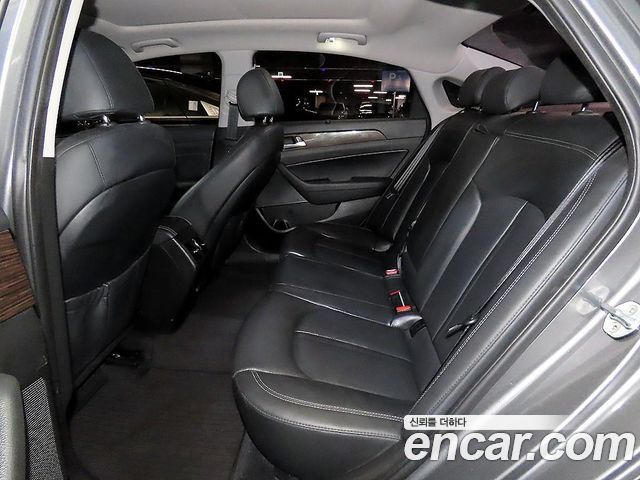 Hyundai Sonata — interior