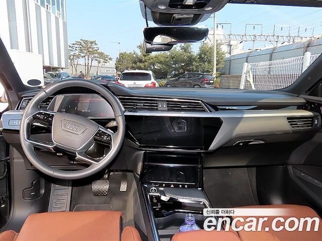 Audi e-tron — interior