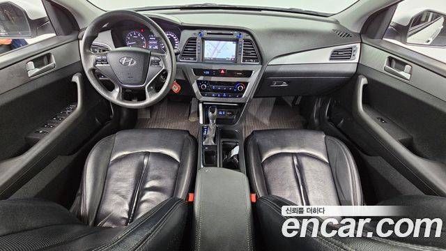 Hyundai Sonata — interior
