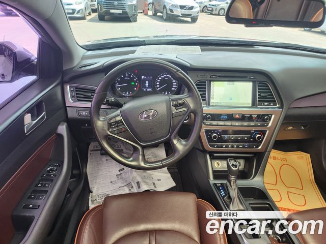 Hyundai Sonata — interior