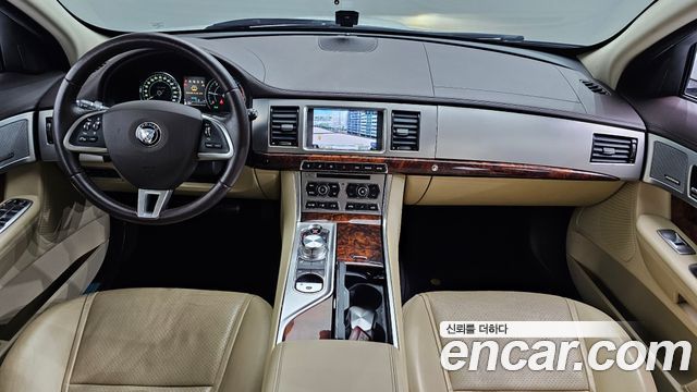 Jaguar XF — interior