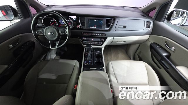 Kia Carnival — interior