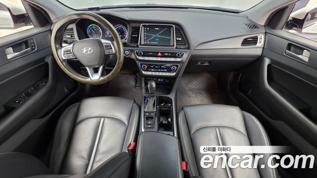 Hyundai Sonata — interior