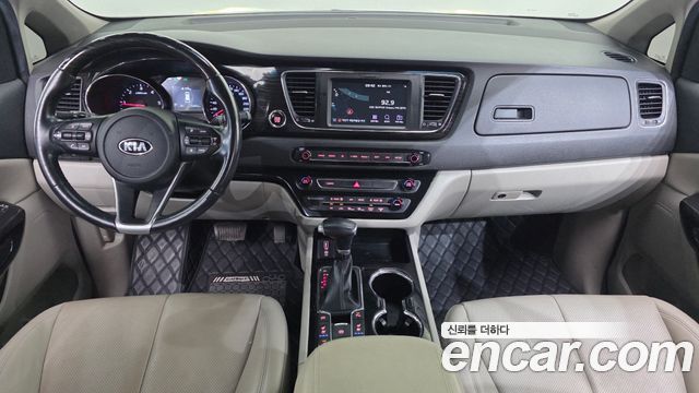 Kia Carnival — interior