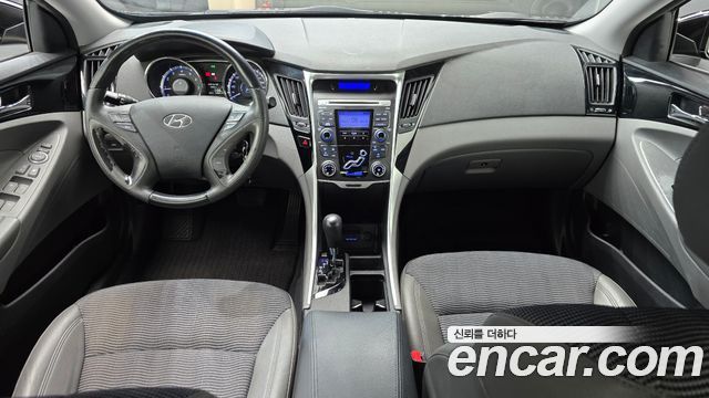 Hyundai Sonata — interior