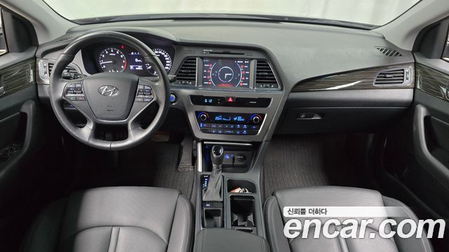 Hyundai Sonata — interior