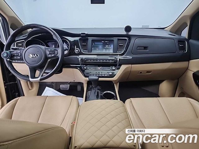 Kia Carnival — interior