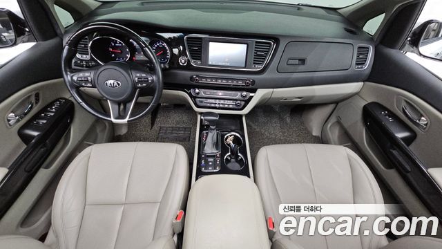 Kia Carnival — interior