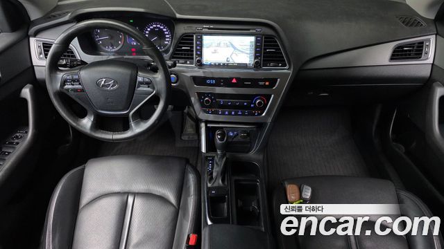 Hyundai Sonata — interior