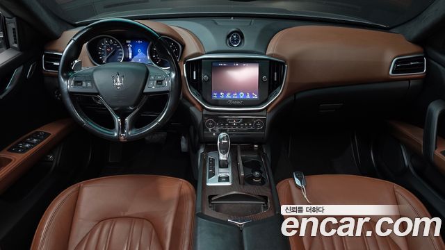 Maserati Ghibli — interior