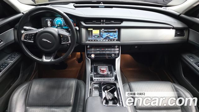 Jaguar XF — interior