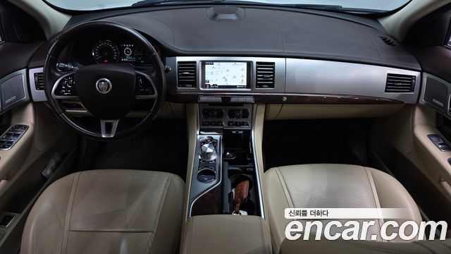 Jaguar XF — interior