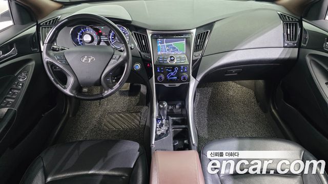 Hyundai Sonata — interior
