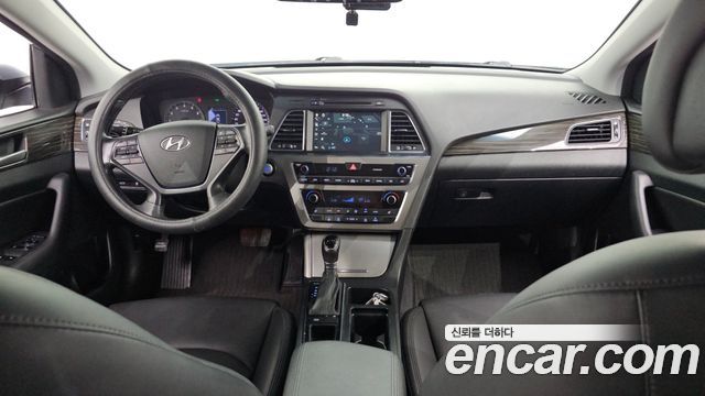Hyundai Sonata — interior