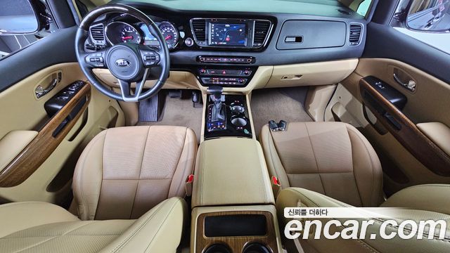Kia Carnival — interior