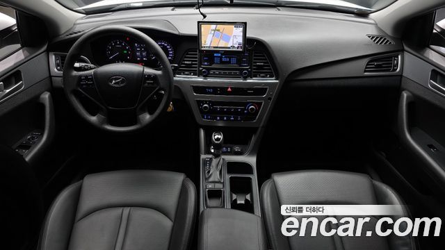 Hyundai Sonata — interior