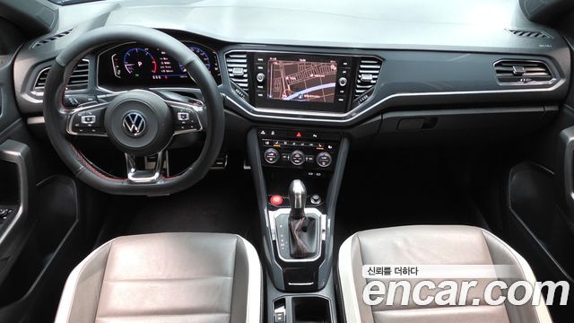 Volkswagen T-Roc — interior