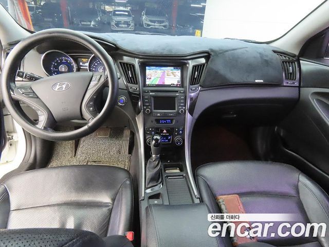 Hyundai Sonata — interior