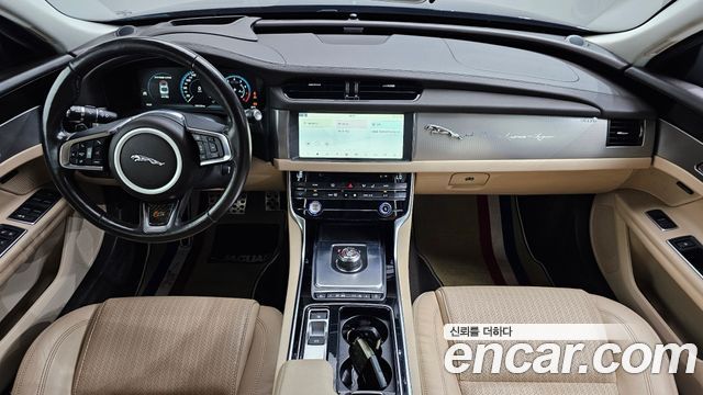 Jaguar XF — interior