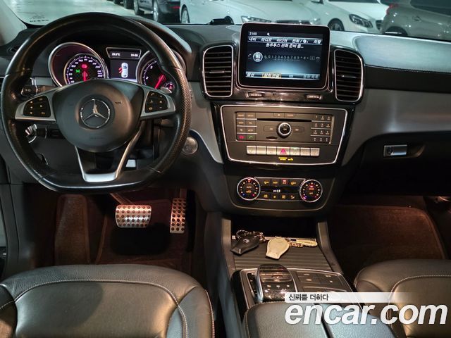 Mercedes-Benz GLE-Class — interior