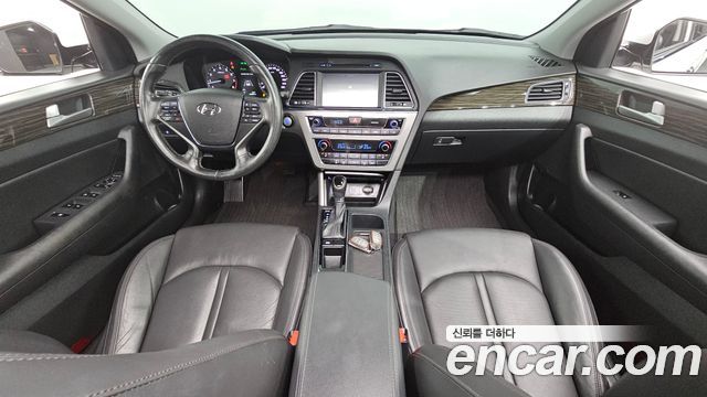 Hyundai Sonata — interior