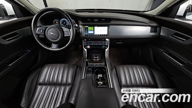 Jaguar XF — interior