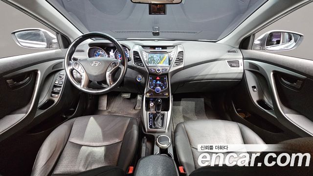 Hyundai Avante — interior