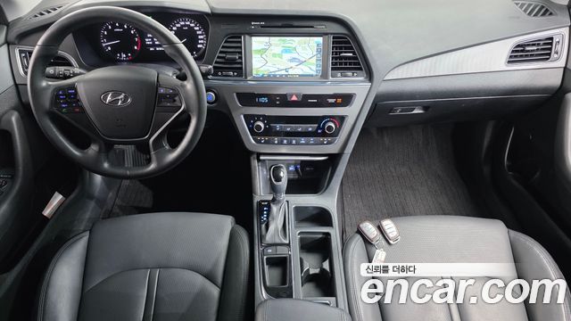 Hyundai Sonata — interior