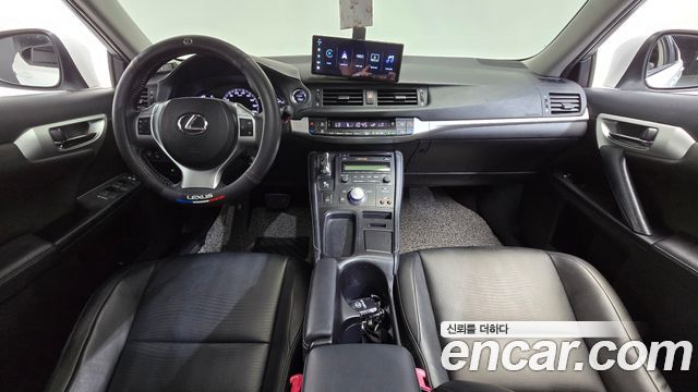 Lexus CT200h — interior