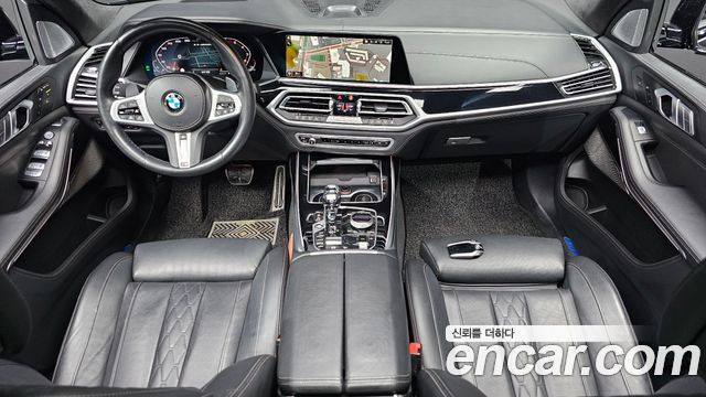 BMW X7 — interior
