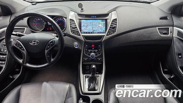 Hyundai Avante — interior