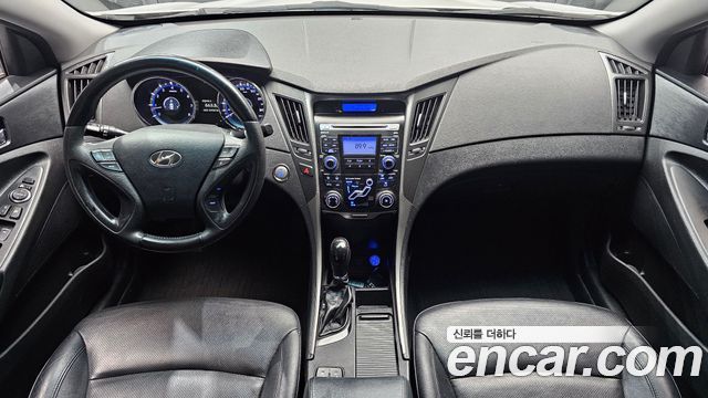 Hyundai Sonata — interior