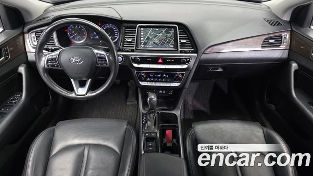 Hyundai Sonata — interior