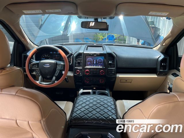 Ford F-150 — interior