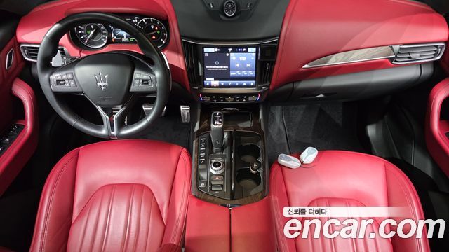 Maserati Levante — interior