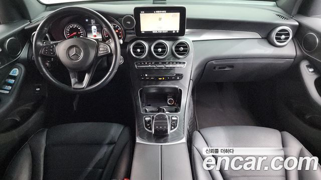 Mercedes-Benz GLC-Class — interior