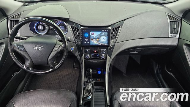 Hyundai Sonata — interior